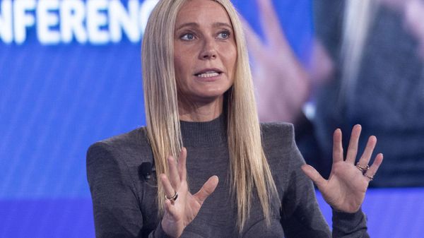 Gwyneth Paltrow incendiaire : elle pose entièrement nue pour ses 50 ans