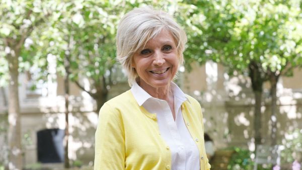 "Je n’avais pas compris cette notion-là avant" : bouleversante, Evelyne Dhéliat émue aux larmes évoque son cancer