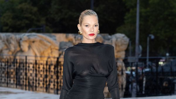 Kate Moss sublime : sans soutien-gorge, elle ose la transparence en mini-robe noire au défilé Yves Saint-Laurent à Paris