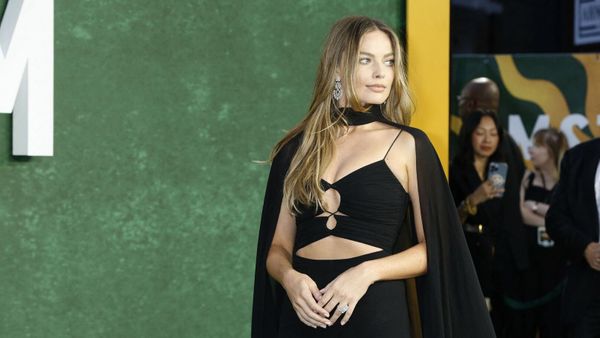 Margot Robbie sublime en noir : l’actrice rend hommage à la Reine lors d’un tapis rouge londonien