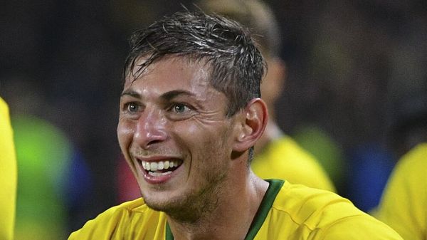 Mort d’Emiliano Sala : nouveau rebondissement, des messages du pilote de l’avion dévoilés
