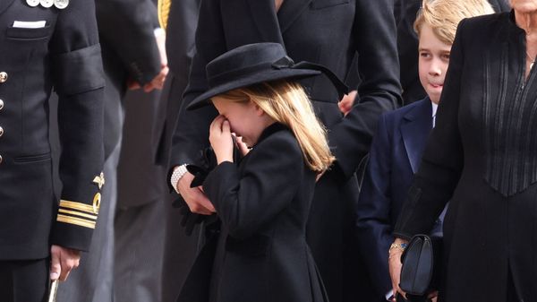 Obsèques d’Elizabeth II : les larmes déchirantes de la princesse Charlotte, consolée par sa mère