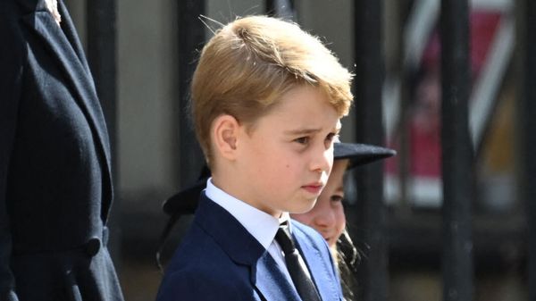 Obsèques d’Elizabeth II : pourquoi le Prince George portait une veste bleu marine