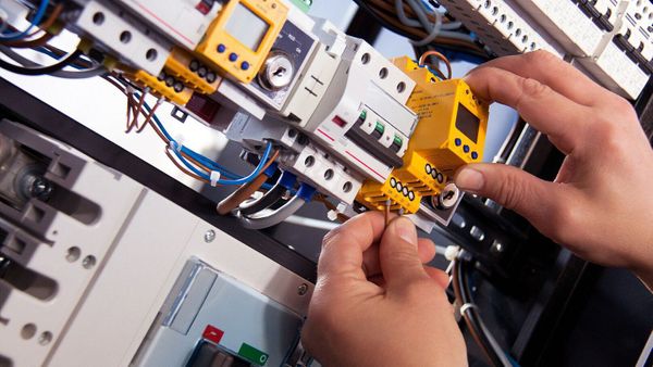 Un électricien vient chaque jour chez elle, ce qu’elle découvre sur la vidéosurveillance la bouleverse