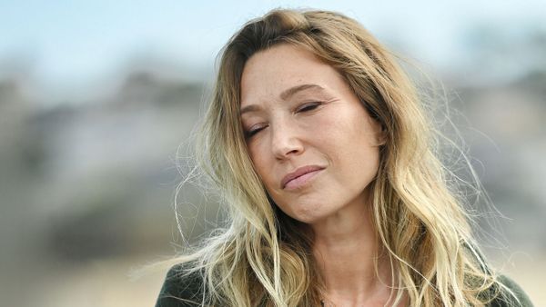 "Une couche de poussière…" : ce que Laura Smet ne supporte plus depuis la mort de son père Johnny Hallyday