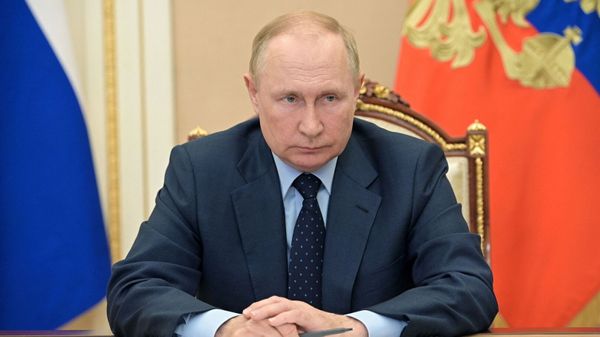 Vladimir Poutine : attitude erratique et discours étrange face à des écoliers… Les rumeurs sur sa santé relancées