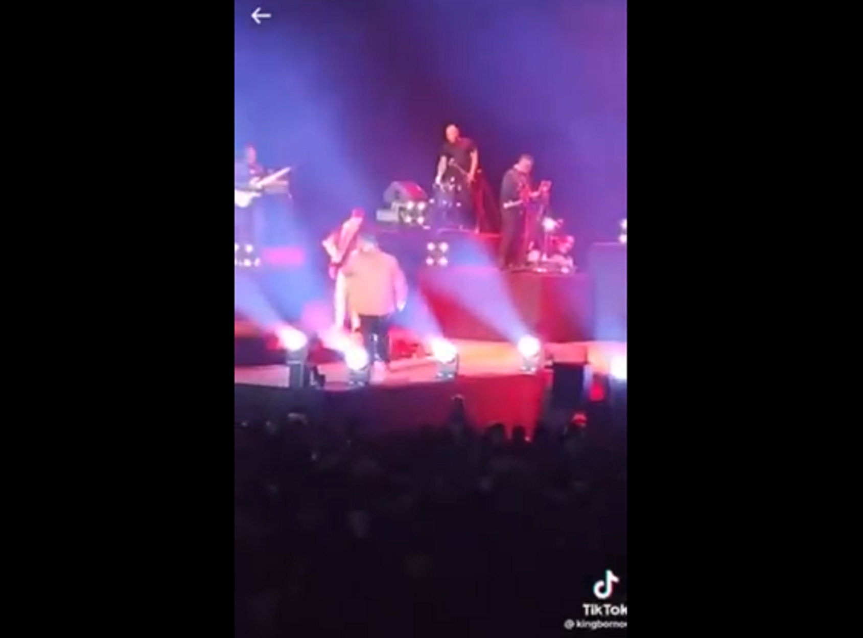 VIDEO CHOC – Le chanteur haïtien Mikaben décède sur scène, en plein concert !