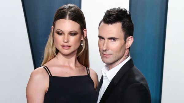 Adam Levine infidèle ? Le chanteur et sa femme Behati Prinsloo, enceinte, vus ensemble malgré la polémique