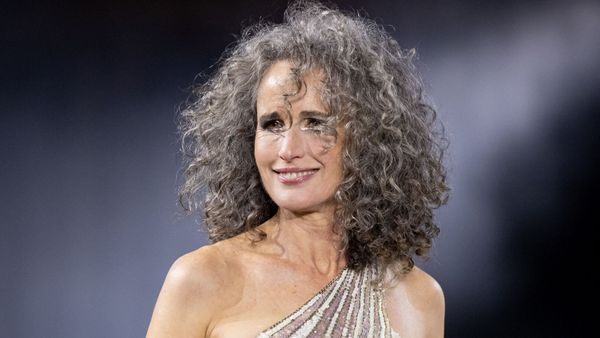 Andie MacDowell : cette triste raison pour laquelle elle a choisi d’assumer ses cheveux blancs