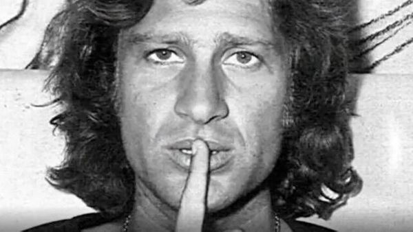 AUTOPSIES DE STARS. Mike Brant, ce mystérieux interlocuteur qui a recueilli ses derniers mots au téléphone