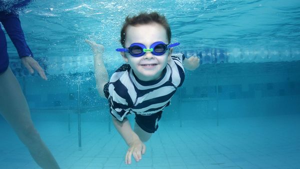 Avant la piscine, son fils de 4 ans lui pose une question qui résonnera dramatiquement quelques instants plus tard