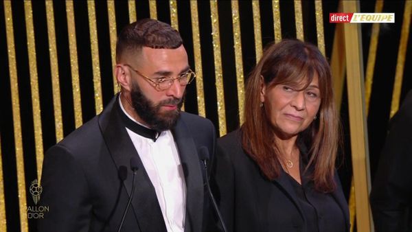 Ballon d’Or 2022 : ému aux larmes, Karim Benzema entouré de sa maman et de son fils pour recevoir son trophée