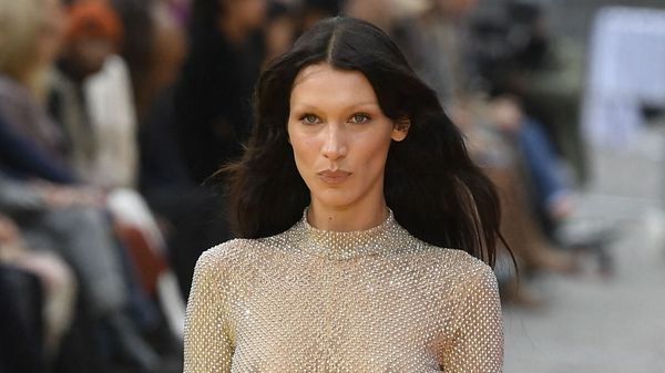 Bella Hadid incendiaire : elle dévoile tout au défilé Stella McCartney devant un parterre de stars
