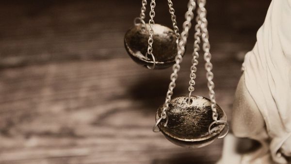 Brest : une jeune femme séquestrée et tondue par sa mère et son frère