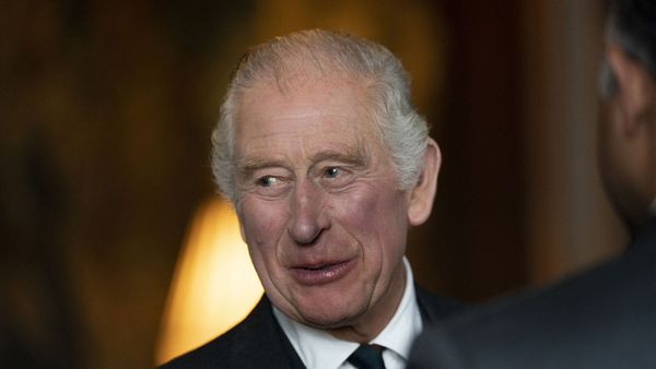 Charles III : lors de son premier déplacement, le nouveau roi blague sur sa crise après un incident avec un stylo