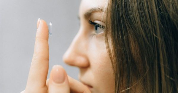 Convaincue d’avoir une cataracte elle avait en réalité 27 lentilles coincées dans les yeux