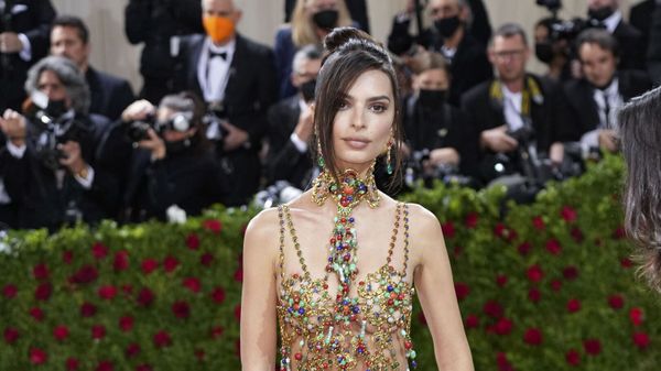 DANS LA CHAMBRE DES STARS. Emily Ratajkowski bisexuelle ? Cet indice significatif qu’elle a dévoilé avec malice