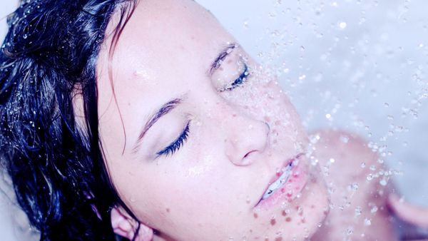 Elle prend une douche et commet une bourde qui sera fatale à son oeil