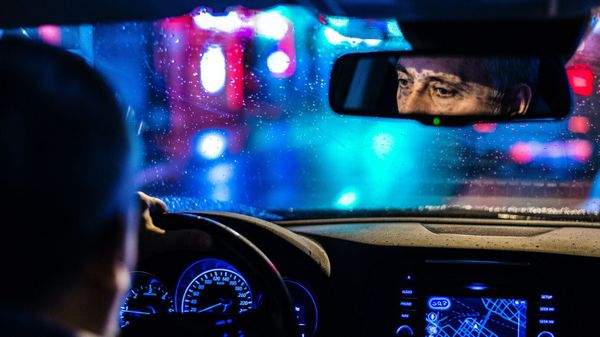 Elle saute d’un VTC en marche pour échapper à un chauffeur au comportement particulièrement perturbant 