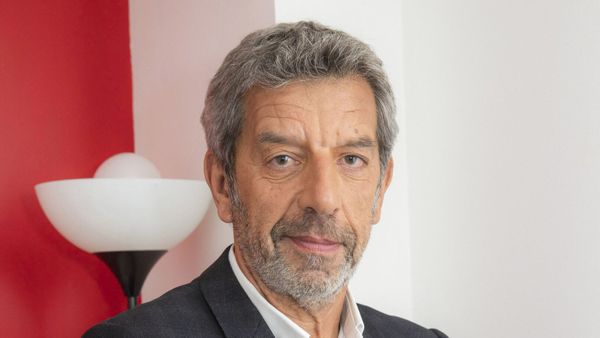 “Il aimerait y aller mais je refuse” : les bouleversantes confidences de Michel Cymes sur son père