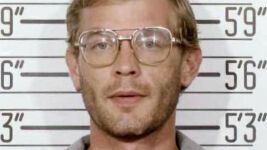 Jeffrey Dahmer : elle a vécu l’affaire sordide de l’intérieur et épingle les incohérences de la série