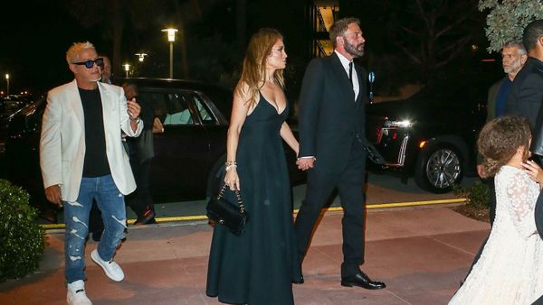 Jennifer Lopez : robe noire et décolleté vertigineux, elle crée la sensation en plein hommage funèbre