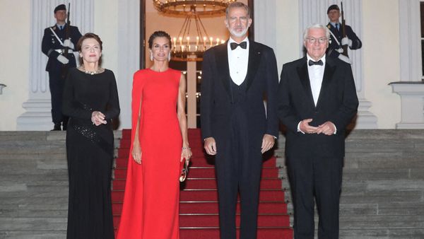Letizia d’Espagne : robe cape sur-mesure, diamants, rubis et talons démesurés… Elle fait sensation à Berlin