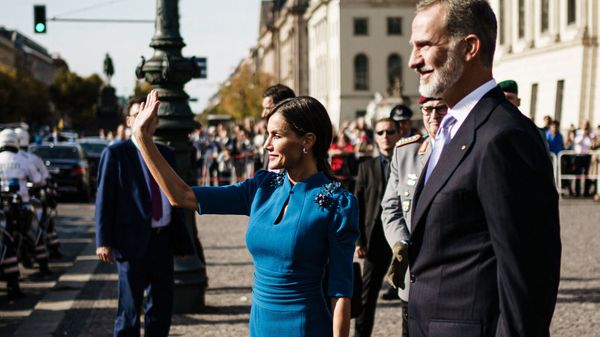 Letizia d’Espagne sublime en bleu roi : cette robe jamais portée dont elle a abandonné la ceinture