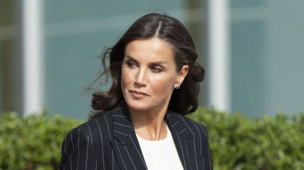 Letizia d’Espagne surprend : rayures banquier et look masculin inattendu pour une apparition à Madrid