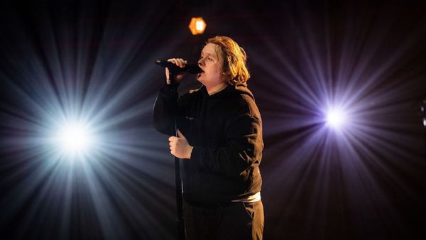 Lewis Capaldi : ce syndrome rare et très handicapant dont est atteint le chanteur