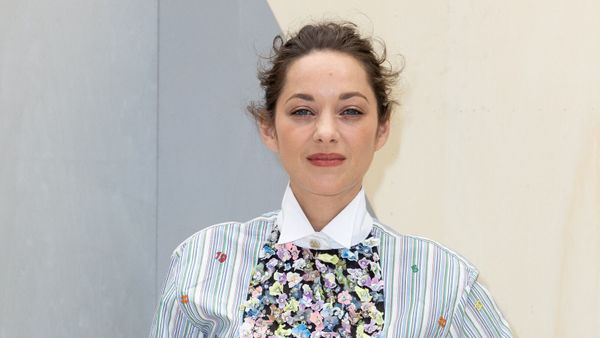 Marion Cotillard, Isabelle Adjani, Julie Gayet… Après le meurtre de Masha Amini, elles se coupent les cheveux (Vidéo)