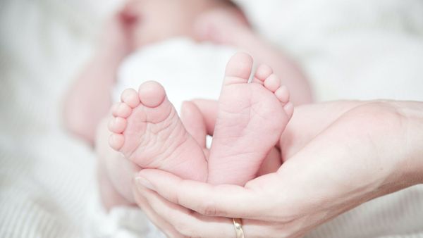 Moment rarissime dans l’histoire des naissances : un bébé né dans son sac amniotique