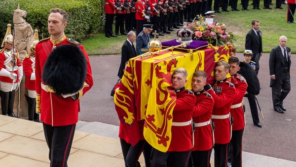 Mort d’Elizabeth II : ce terrible drame autour de ses obsèques, un garde de 18 ans est mort