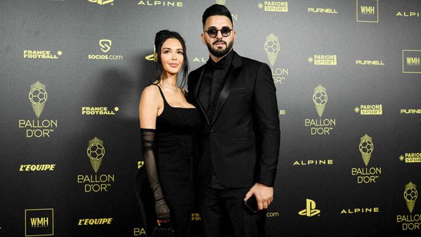 Nabilla incendiaire au Ballon d’or 2022 : robe fourreau, gants transparents retroussés et mini sac, elle a tout donné