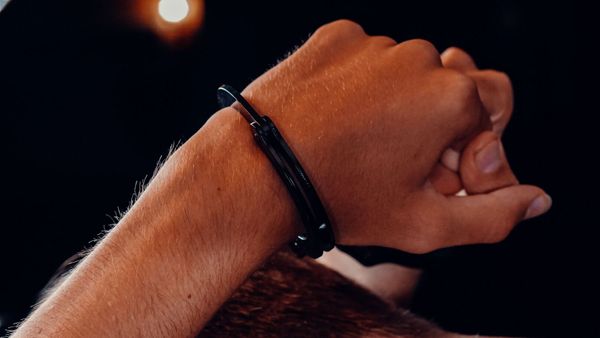 Nus et menottés… Des jumeaux et leurs cinq frères et sœurs sauvés d’une maison de l’enfer