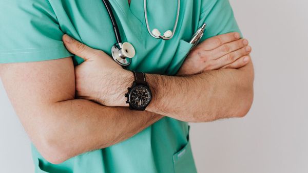 On lui refuse un examen de routine à cause de son âge, les conséquences sont catastrophiques