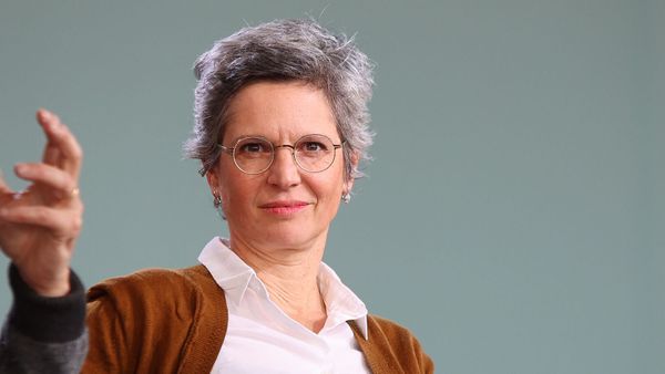 Sandrine Rousseau : son geste lourd de sens à l’Assemblée en plein débat sur les violences conjugales