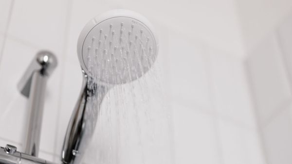 Son petit-fils de 9 ans meurt noyé en prenant sa douche