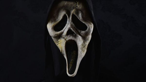 Terreur à la garderie : elle hurle sur des tout petits traumatisés en portant le masque de Scream (Vidéo)