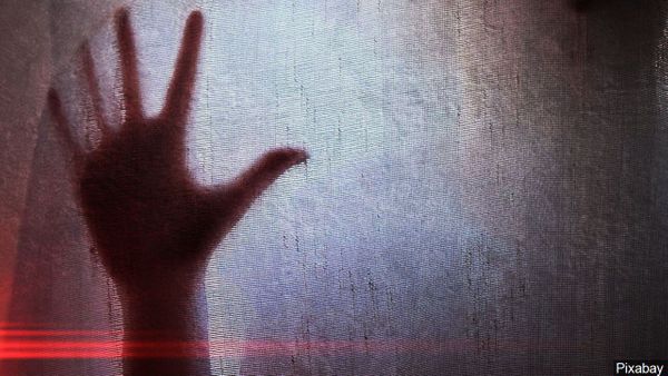 Un ancien gardien de prison accusé d’avoir contraint ses compagnes à des actes contre-nature