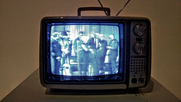 Une adolescente sort de sa douche et connaît un sort tragique à cause de sa télévision 