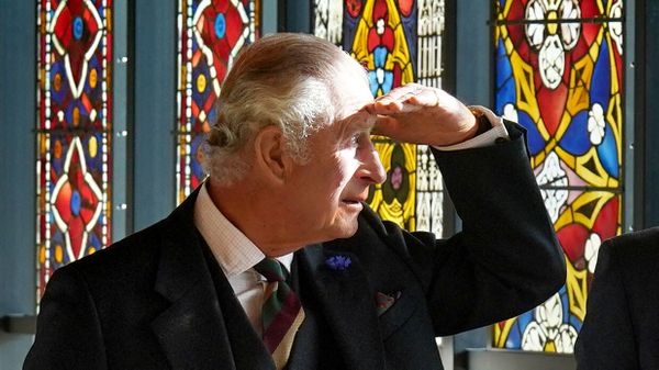 “Vous revoilà ?” : ces propos gênants de Charles III, agacé par la présence de la Première ministre britannique (Vidéo)