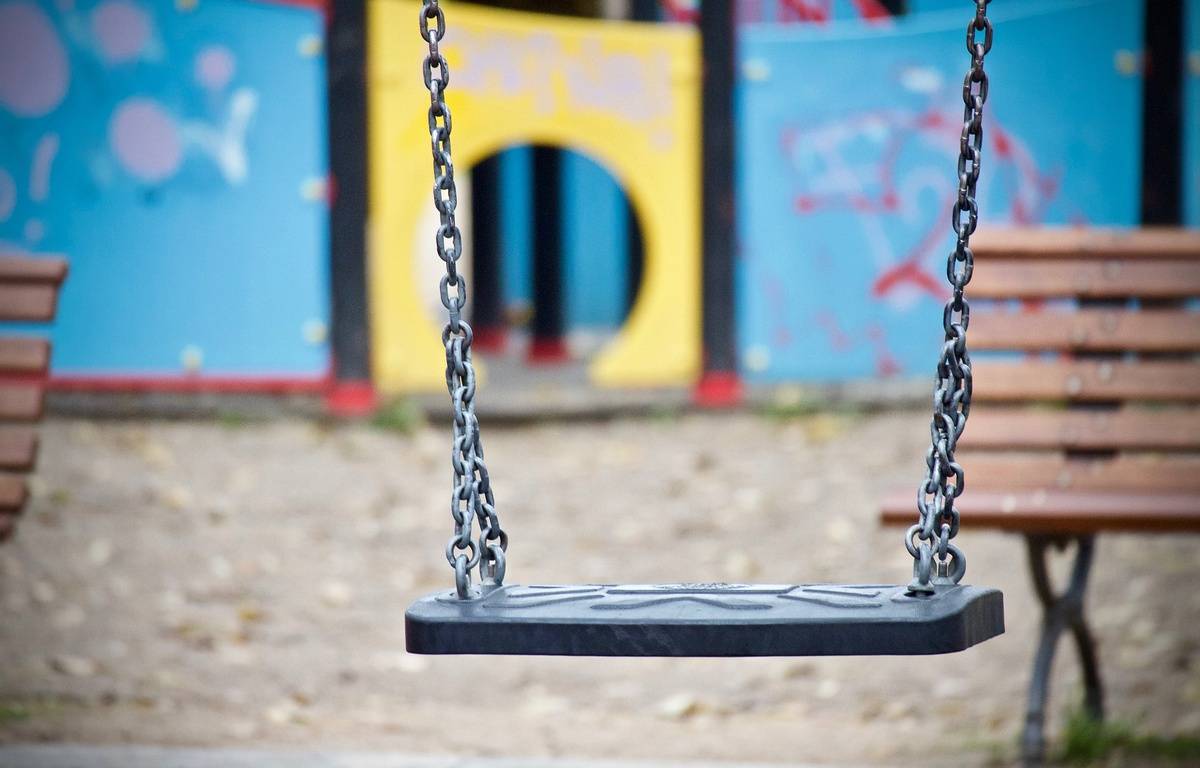 Lorient : Les pompiers libèrent une adolescente coincée sur une balançoire pour bébé