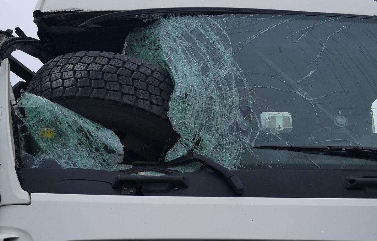 Charente Maritime : Un camion perd sa roue, qui se retrouve dans le pare-brise d’un autre poids lourd