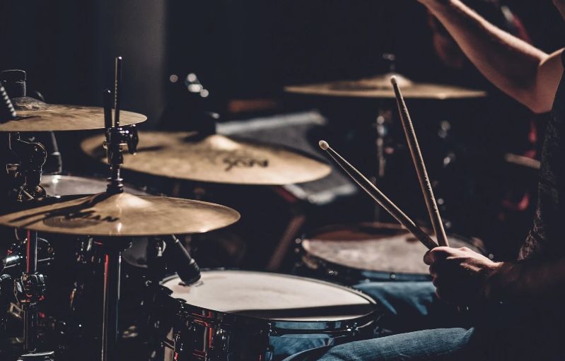 Aude : En plein concert, le batteur du groupe décède