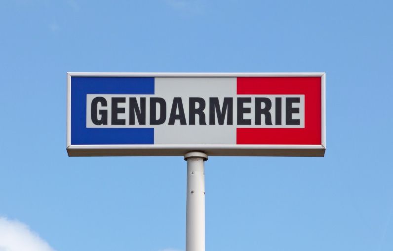 Dordogne : Il se présente à la gendarmerie au volant de sa voiture complètement ivre