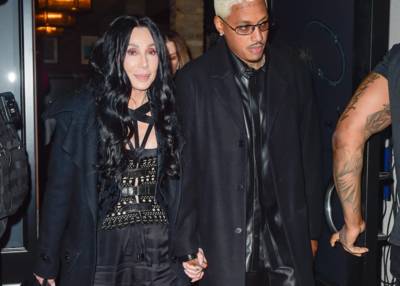 “Il me traite comme une reine”: Cher officialise son couple avec Alexander Edwards, 36 ans