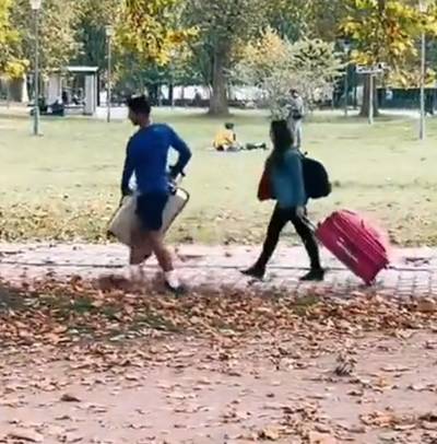 Novak Djokovic aperçu à Paris en train d’aider une femme à porter sa valise