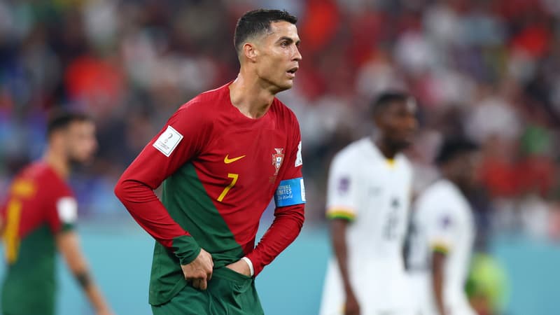 Portugal-Ghana: l’étrange image de Ronaldo qui met sa main dans son short… et en sort quelque chose à manger