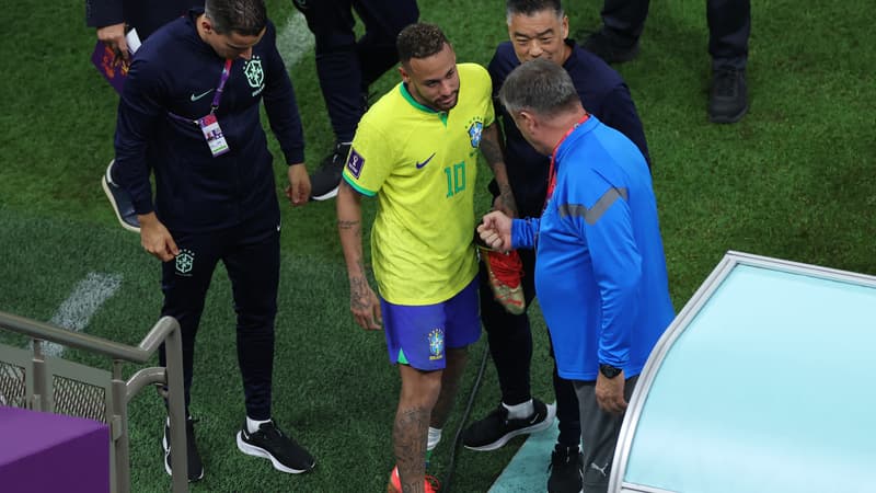 Brésil-Serbie: les images du retour au vestiaire de Neymar, qui boitait après sa blessure à la cheville